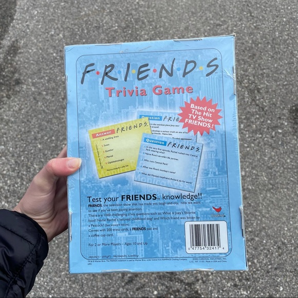 ❤️NWT Friends trivia game! - Picture 3 of 6